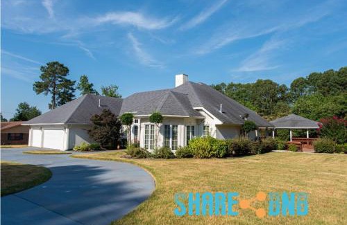 Little Rock Maison | Elegant Lakefront Home W Covered Patio