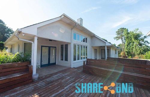 Little Rock Maison | Elegant Lakefront Home W Covered Patio