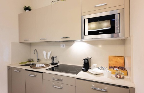Isolotto Appartement | Elegant Location + PARKING!