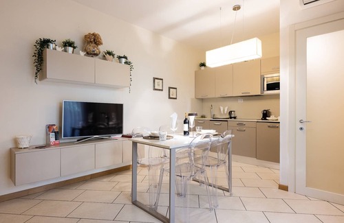 Isolotto Appartement | Elegant Location + PARKING!