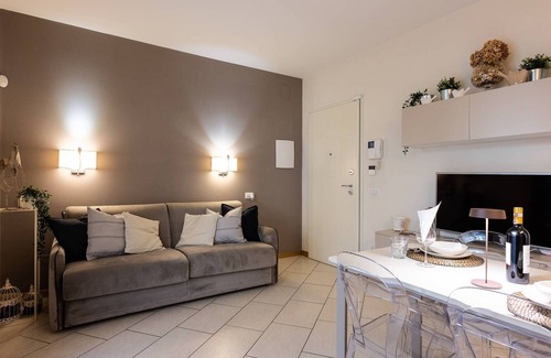 Isolotto Appartement | Elegant Location + PARKING!