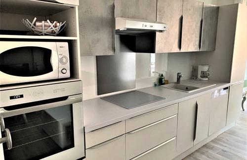 Forges-les-Eaux Appartement | Elégant loft + grand patio à 800 m des lacs, forêt, casino, SPA en NORMANDIE