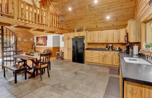 South Gibson Chalet De Ski | Elegant log chalet w/hot tub sitting on 36 private acres