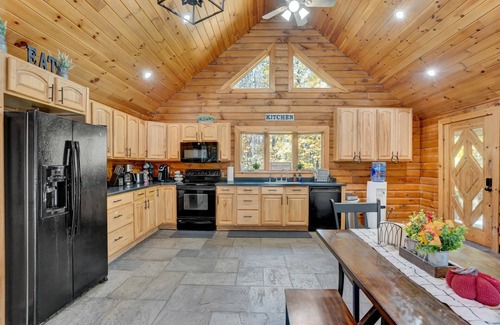South Gibson Chalet De Ski | Elegant log chalet w/hot tub sitting on 36 private acres