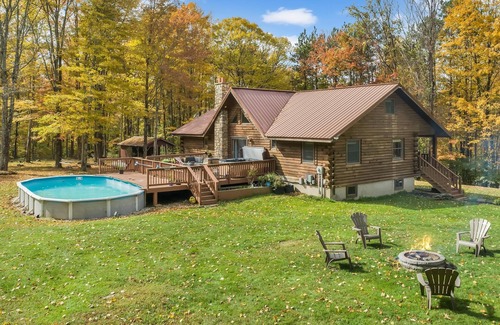 South Gibson Chalet De Ski | Elegant log chalet w/hot tub sitting on 36 private acres