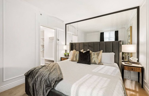Central Hôtel | Elegant Luxury: 2 Bed Canada Place - Valet Parking