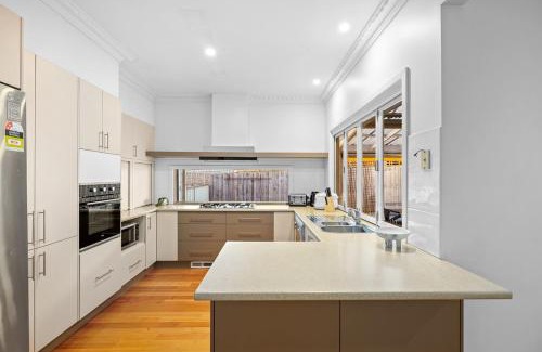Ringwood Maison | Elegant Luxury - Family Entertainer in Ringwood