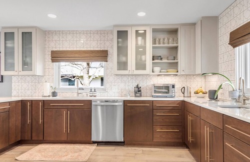 Central Boulder Maison | Elegant Mid Century Modern Ranch - Walk to Pearl and Hiking! EV Charger on Site.