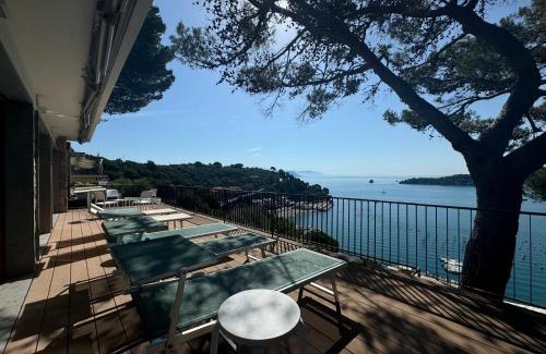 Portovenere Appartement | Elegant modern and bright flat with splendid terrace overlooking the sea and Palmaria Island Modern designer interior accommodates up to six people