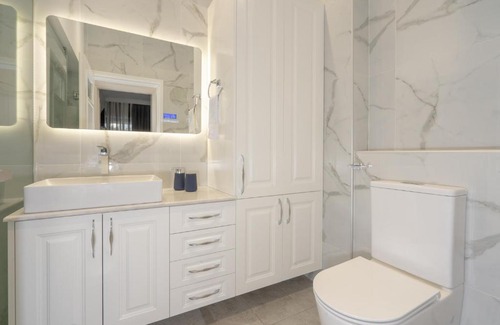 Palaio Faliro Appartement | Elegant Oasis 2 BR Apt near the Marina & the Beach