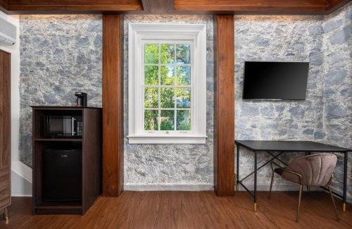 Santa Rosa Appartement | Elegant Santa Rosa Getaway at Historic Stonehouse!