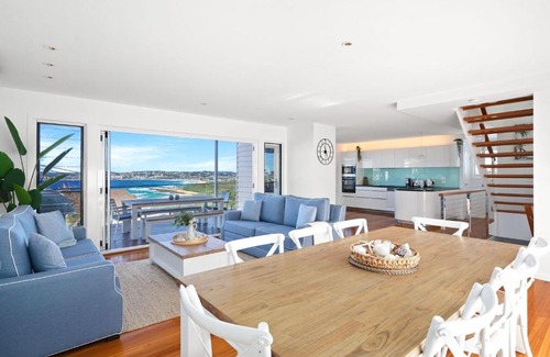 Forresters Beach Maison | Elegant Sea-facing Home with Fantastic Views