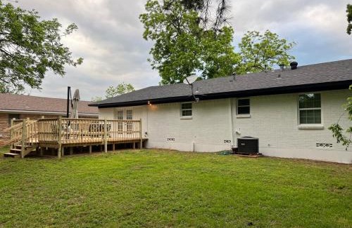 Denison Maison | Elegant Spacious 3 Bedroom Home fenced back yard and Garage