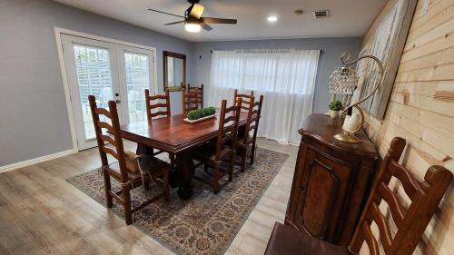 Denison Maison | Elegant Spacious 3 Bedroom Home fenced back yard and Garage