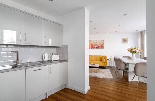 Brentwood Appartement | Elegant, Spacious , Luxury 2 bed, apartment with Parking