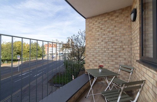 Brentwood Appartement | Elegant, Spacious , Luxury 2 bed, apartment with Parking