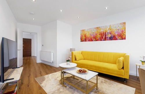 Brentwood Appartement | Elegant, Spacious , Luxury 2 bed, apartment with Parking