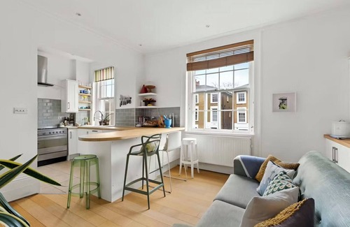 Islington Maison | Elegant & Stylish Islington Retreat. Lush Gardens. Steps from City Vibrance.