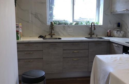 Katamon Appartement | Elegant sunny home in central jerusalem