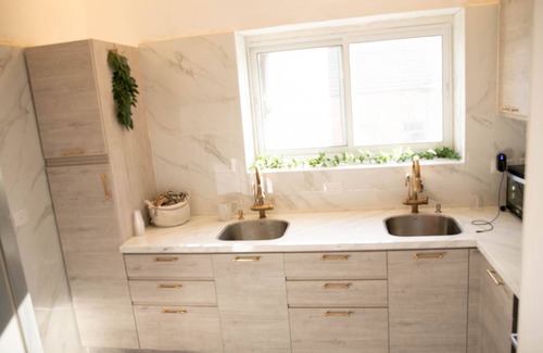 Katamon Appartement | Elegant sunny home in central jerusalem