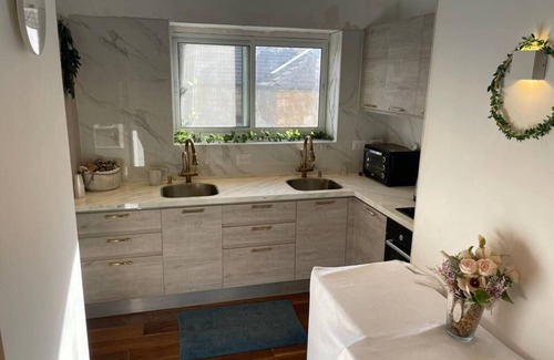 Katamon Appartement | Elegant sunny home in central jerusalem
