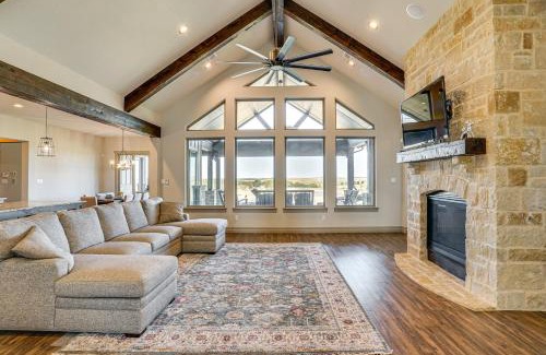 Rosston Maison | Elegant Sunset Meadow Ranch in Texas with Hot Tub