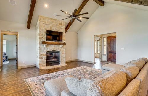 Rosston Maison | Elegant Sunset Meadow Ranch in Texas with Hot Tub