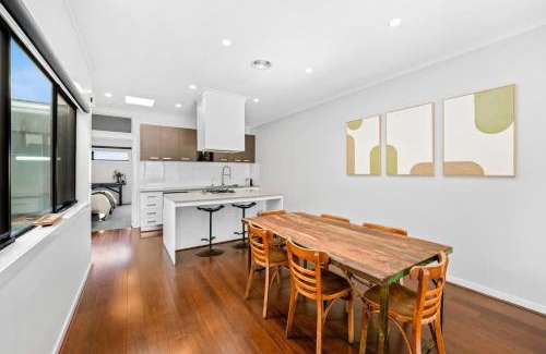 Coburg North Maison | Elegant Townhouse in Coburg North with parking