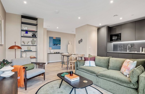 Bromley North Appartement | Elegant two-bedroom flat with a spacious balcony