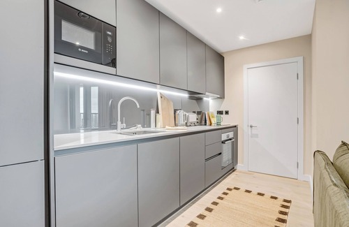 Bromley North Appartement | Elegant two-bedroom flat with a spacious balcony