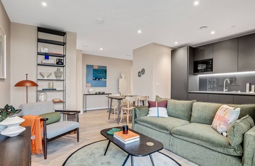 Bromley North Appartement | Elegant two-bedroom flat with a spacious balcony