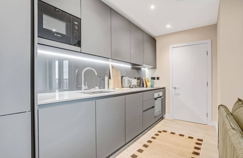 Bromley North Appartement | Elegant two-bedroom flat with a spacious balcony