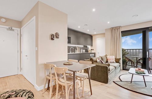 Bromley North Appartement | Elegant two-bedroom flat with a spacious balcony