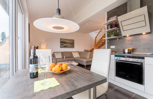 Juliusruh Appartement | Elegant vacation apartment with south-facing balcony, 100 m to the beach