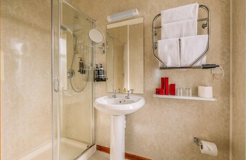 Oban Hôtel | Elegant Victorian Stay with Easy Access to Coastal Walks & Stunning Island View