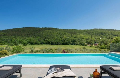 Ripenda Verbanci Maison | villa avec piscine entourée de forêts à Labin