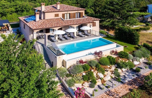Ripenda Verbanci Maison | villa avec piscine entourée de forêts à Labin