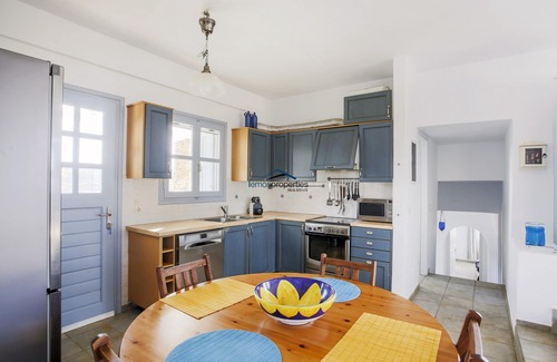 Kea Villa | Elégante Villa Petra, Thea et une maison d'hôtes avec piscine et vue sur la mer