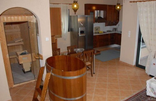 Sourpi Villa | Villa élégante avec plage privée, piscine, barbecue, sauna, jacuzzi et jardin d'herbes aromatiques