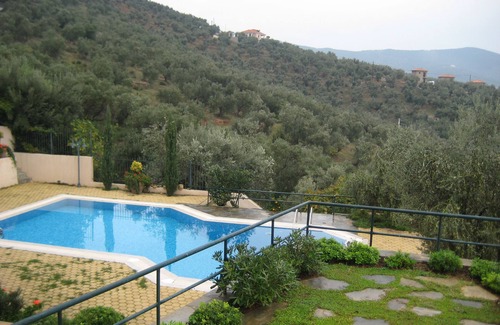 Sourpi Villa | Villa élégante avec plage privée, piscine, barbecue, sauna, jacuzzi et jardin d'herbes aromatiques