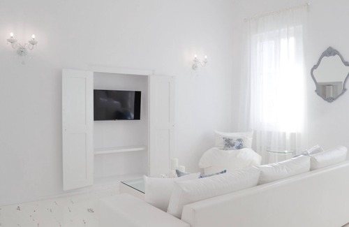 Ioulida Maison | Elegant White, in the heart of Ioulida on the island of Kea