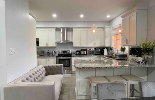 Oakville Maison | Elegant Winter Retreat Getaway In Oakville Whole Townhome