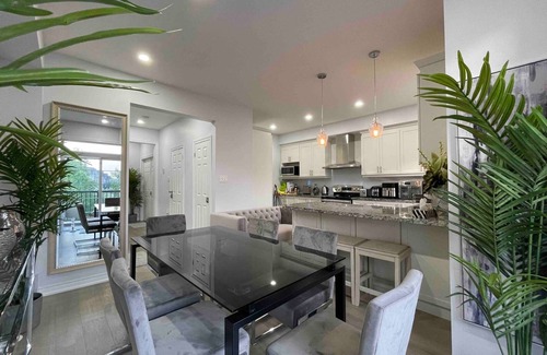 Oakville Maison | Elegant Winter Retreat Getaway In Oakville Whole Townhome