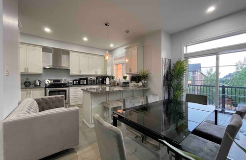 Oakville Maison | Elegant Winter Retreat Getaway In Oakville Whole Townhome