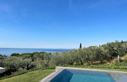 Marciaga Villa | Elegante Luxusvilla mit Pool und Spektakulärer Aussicht auf den Gardasee