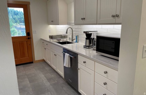 Eugene Appartement | Elegantly appointed guest apartment on beautiful farm estate in west Eugene.