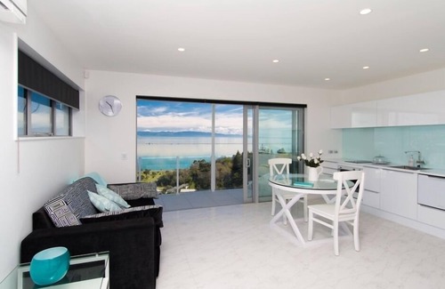 Atawhai Appartement | Elevated Sea View Studio Apartment - Stunning Views over Nelson's Tasman Bay
