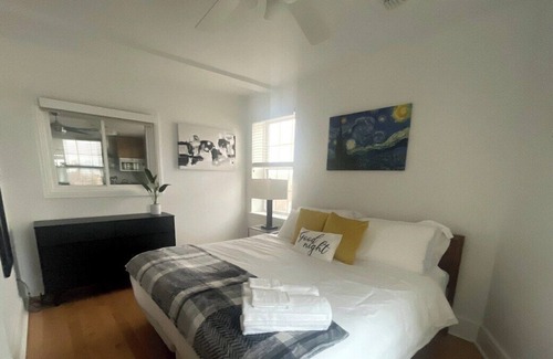 Bloomfield Appartement | Elevator~Queen Bed ~Parking~West Penn~10 min to DT