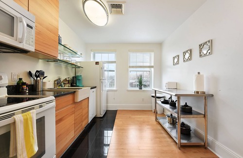 Bloomfield Appartement | Elevator~West Penn~Parking~Queen Bed-Central Location