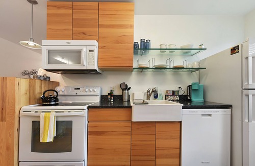 Bloomfield Appartement | Elevator~West Penn~Parking~Queen Bed-Central Location